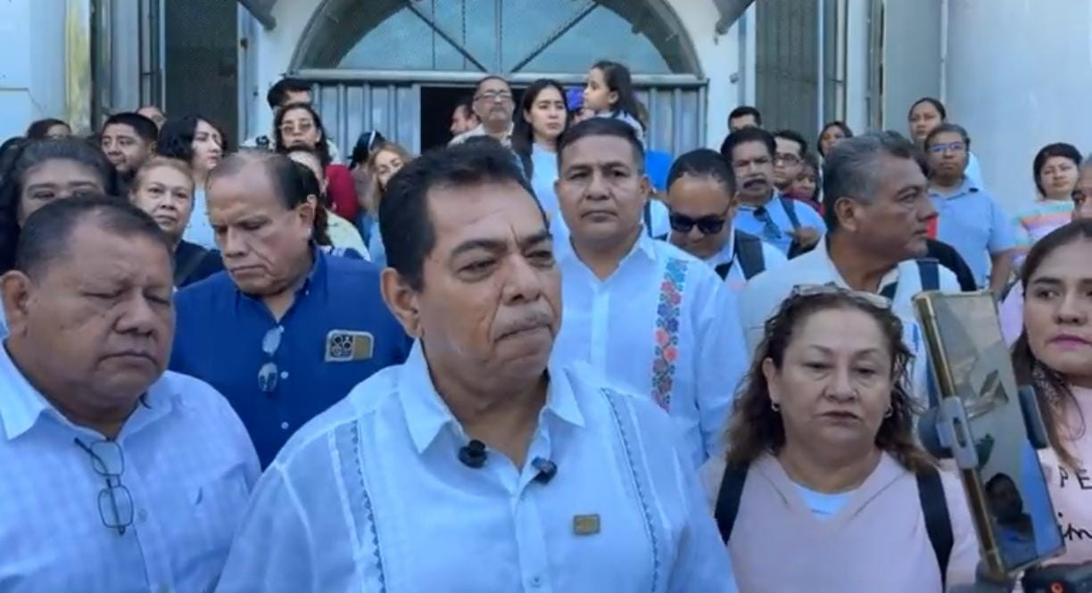 Marchan maestros del SNTE en Chilpancingo y protestan en el Palacio de gobierno