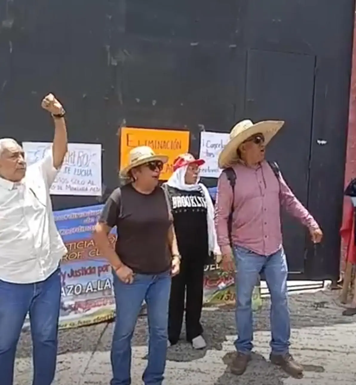 Cierran maestros de la CETEG las oficinas de Morena en Chilpancingo